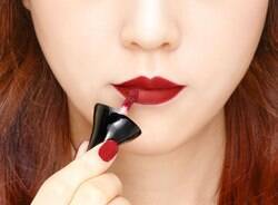 Mulheres aprovam nova maneira de colorir os lábios; veja como usar