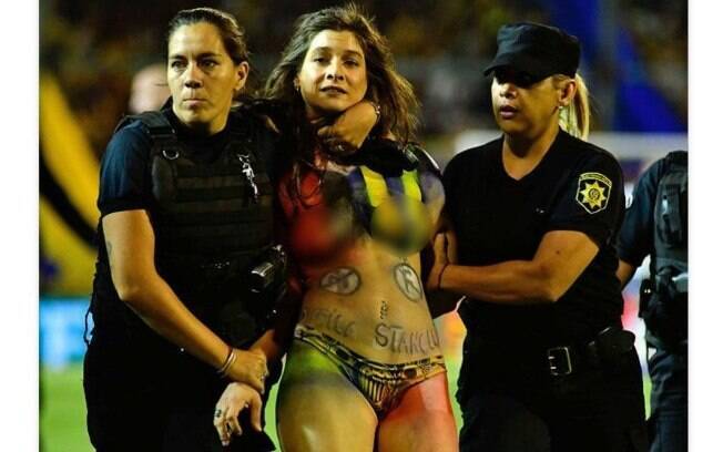 Mulher seminua invadiu o gramado durante o jogo entre Rosario Central e River Plate