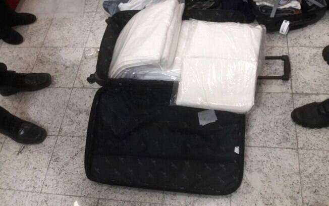 Colombiano foi preso tentando embarcar com cocaína escondida em divisória de mala no Aeroporto de Guarulhos