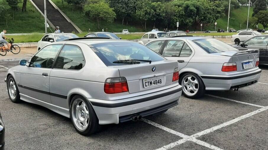 Dois exemplares do BMW E36, um quatro portas e um Compact