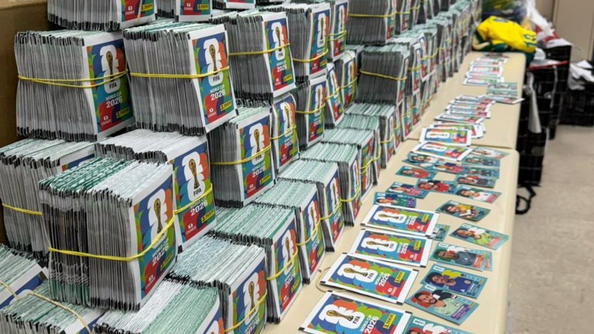Passageira compra pacote de figurinhas falsas em trem de SP