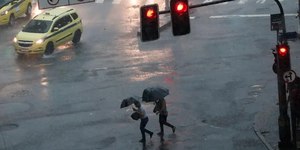 Frente fria intensa avança pela região Sul do país neste domingo