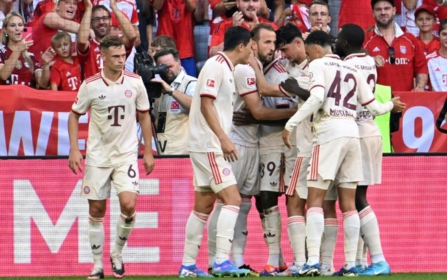 Jogadores do Bayern comemoram um dos gols da vitória sobre o Freiburg por 2 a 0 neste domingo, pelo Campeonato Alemão