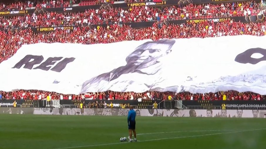 Bandeirão com rosto de Pelé foi exibido em final da Supercopa