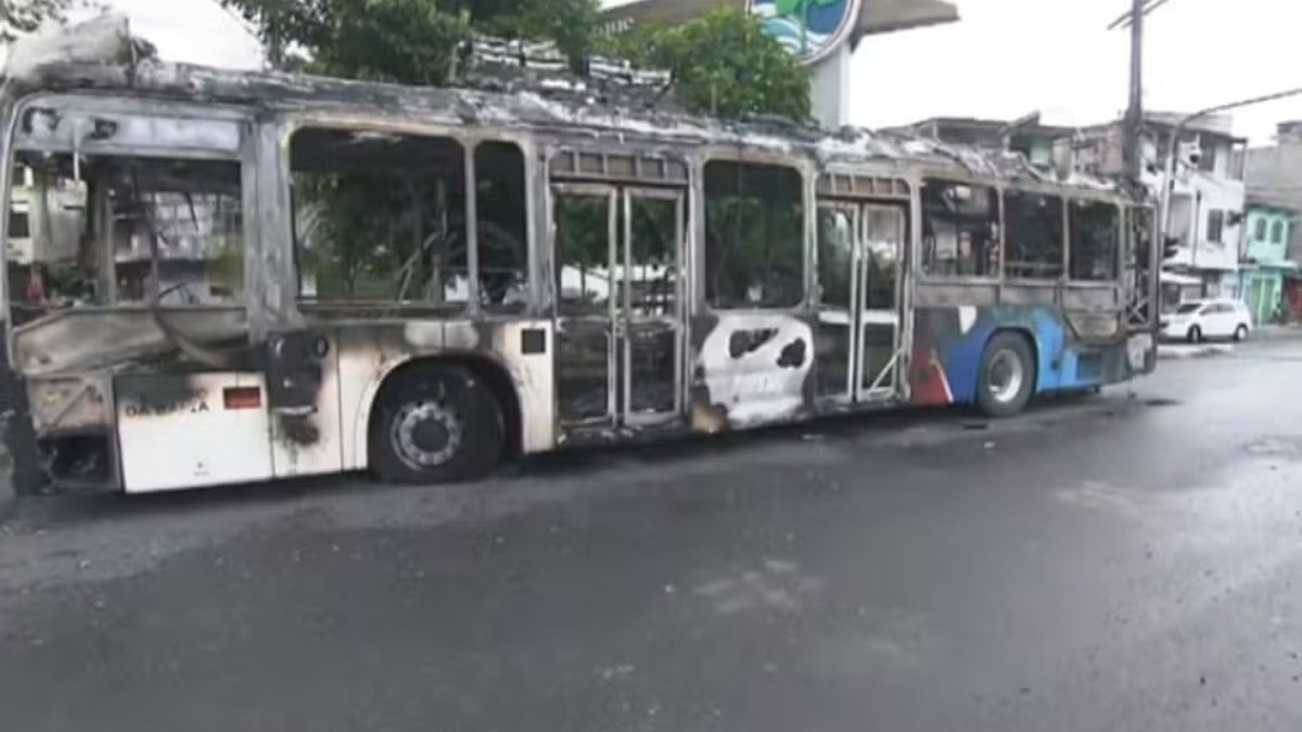 Ônibus incendiado teve fogo contido pelos bombeiros