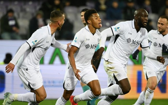 David Neres comemora após marcar na vitória do Napoli sobre a Fiorentina por 3 a 0 neste sábado, pelo Campeonato Italiano David Neres comemora após marcar na vitória do Napoli sobre a Fiorentina por 3 a 0 neste sábado, pelo Campeonato Italiano