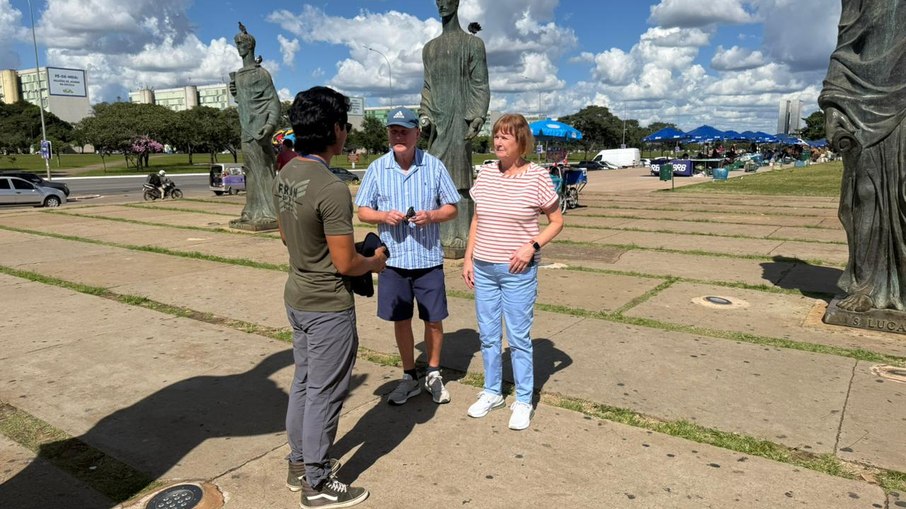 Guia de Turismo Flávio Dino guia de turismo e o  casal inglês John e Sheila Pator na Praça dos Três Poderes em Brasília