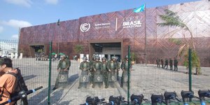 COP30: indígenas realizam protesto e exigem reunião com Lula