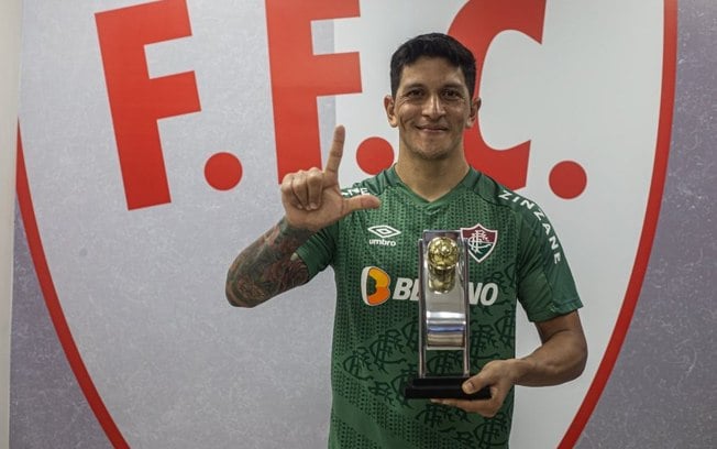 Cano, Nino e André, do Fluminense, recebem prêmios individuais do Carioca