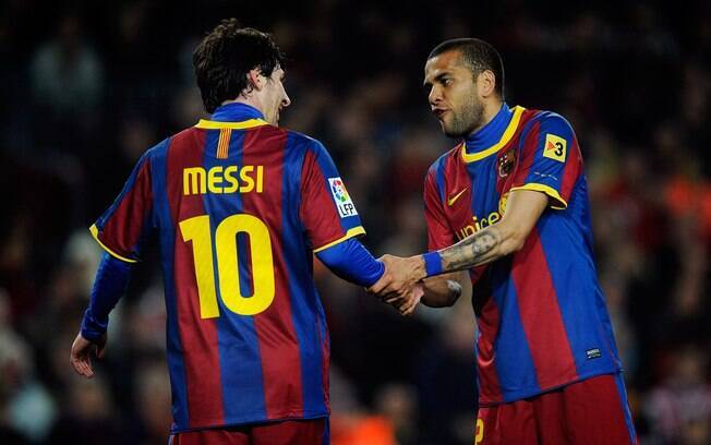 Messi e Daniel Alves no Barcelona. Foto: Getty Images