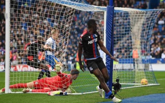 Sarr corre para comemorar o seu gol, o segundo do Crystal Palace sobre o Brighton 