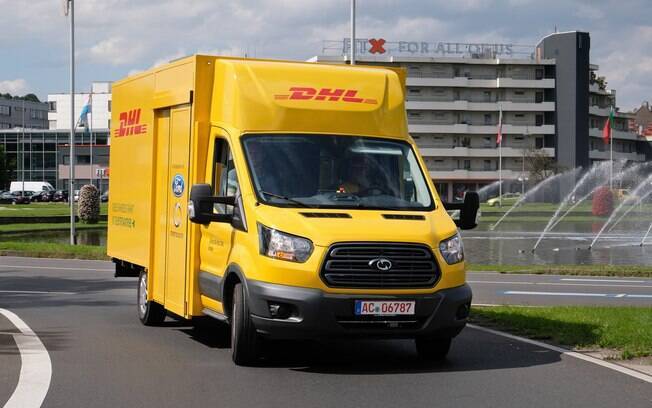 A Ford produz com exclusividade para a DHL uma van urbana elétrica usada em serviços de entrega na Alemanha, Holanda e Bélgica