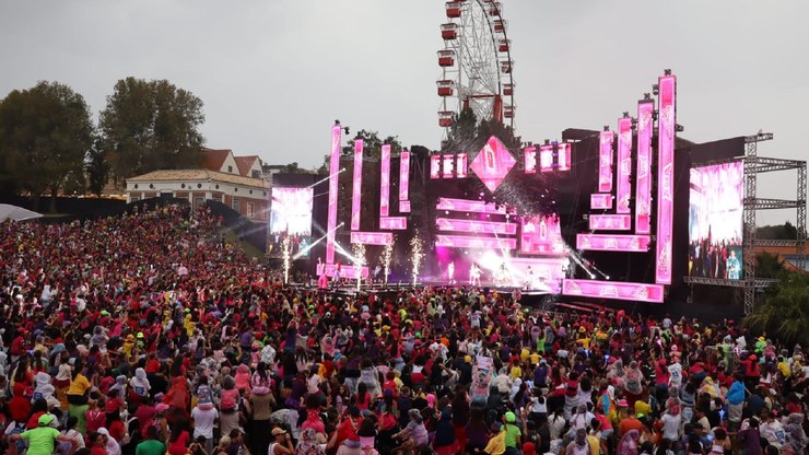 Chuva ameaça, magia responde e Dos Rosa brilha no Hopi Hari