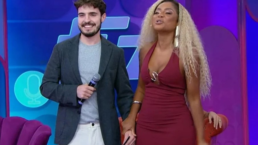 Filho de Gugu invade palco do SBT e relembra beijão com Cariúcha Filho de Gugu invade palco do SBT e relembra beijão com Cariúcha