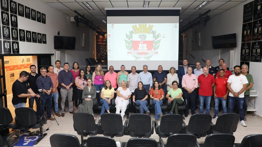 Novos conselheiros possam para foto ao lados de autoridades municipais após tomarem posse Novos conselheiros possam para foto ao lados de autoridades municipais após tomarem posse