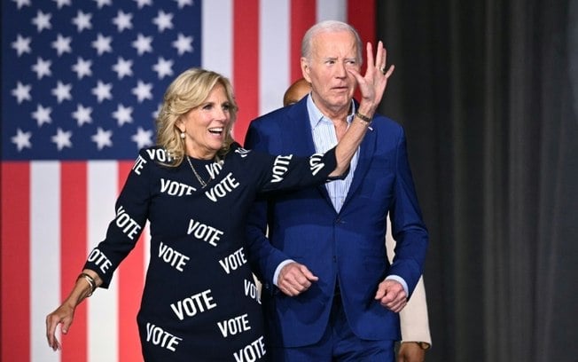 O presidente americano, Joe Biden, e sua esposa, Jill Biden, chegam a Raleigh (Carolina do Norte) no sudeste dos Estados Unidos para um comício, em 28 de junho de 2024