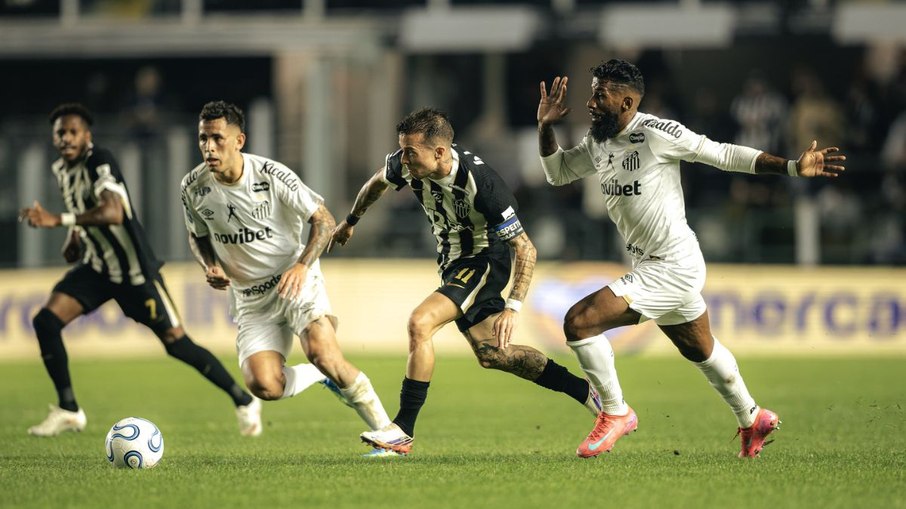 O Santos venceu o jogo de ida por 2 a 0