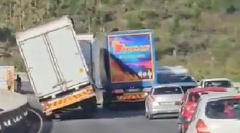 Ventos arrancam carros de ponte na África do Sul; assista