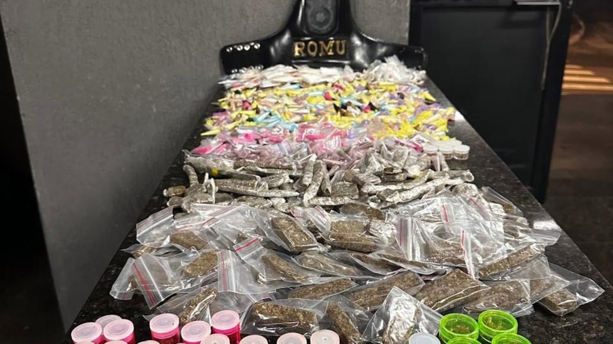 Ele tentou fugir, mas foi interceptado portando duas sacolas com maconha e cocaína. Ele tentou fugir, mas foi interceptado portando duas sacolas com maconha e cocaína.