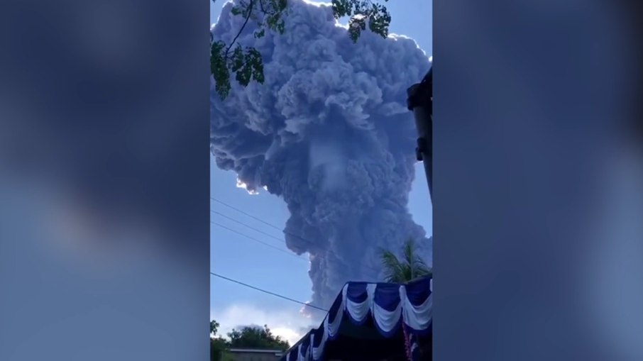 Vulcão em erupção na Indonésia Vulcão em erupção na Indonésia