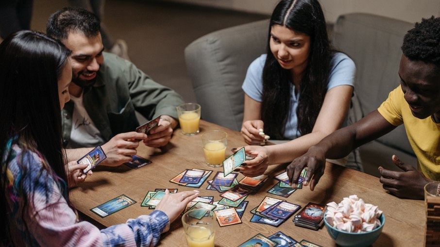 Uma seleção de jogos de cartas para se divertir com a família e amigos 