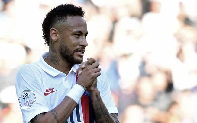 Neymar em seu primeiro jogo pelo PSG após ter sua transferência ao Barcelona frustrada