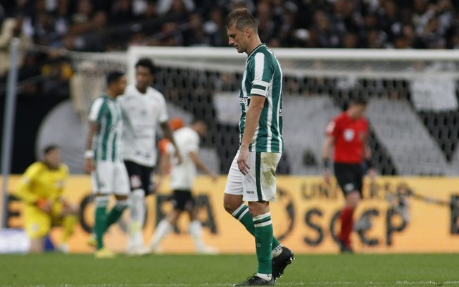 Coritiba inicia ‘limpa’ no elenco e libera Henrique, Jesé e mais três atletas