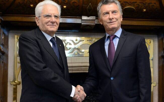 Sergio Mattarella (à esq.) chegou à Argentina no domingo (7) para assinar acordos com Mauricio Macri