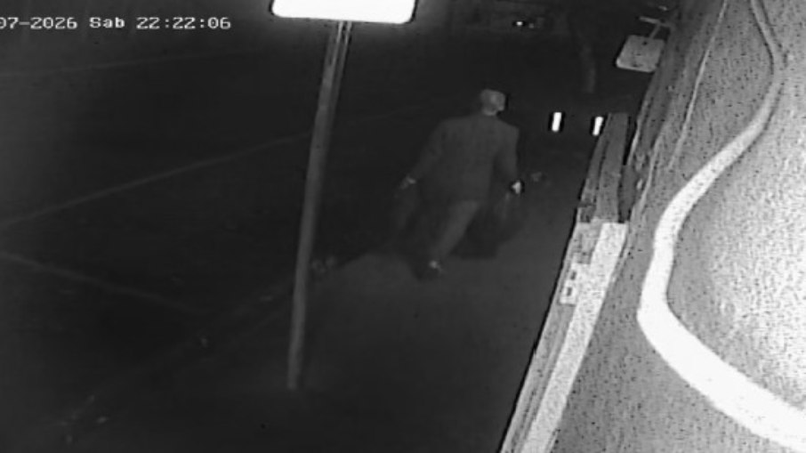 Ao chegarem ao local, os policiais localizaram diversos sacos de lixo 