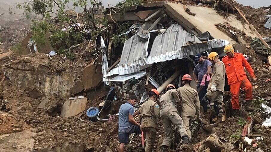 Chuva em Petrópolis: corpos de 4 vítimas serão sepultados nesta quinta