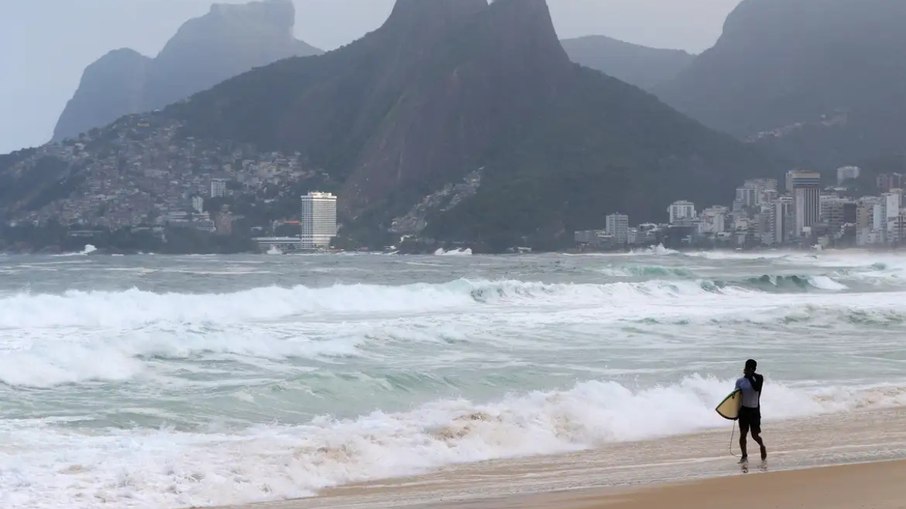 Dentre os efeitos da ressaca, vias foram interditadas no Leblon e na Zona Oeste Dentre os efeitos da ressaca, vias foram interditadas no Leblon e na Zona Oeste