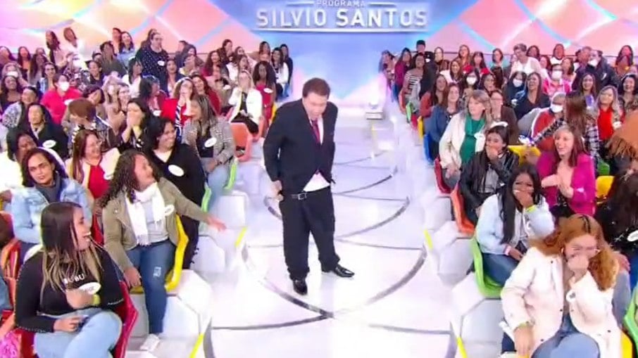 Silvio Santos deixou a calça cair no meio do palco