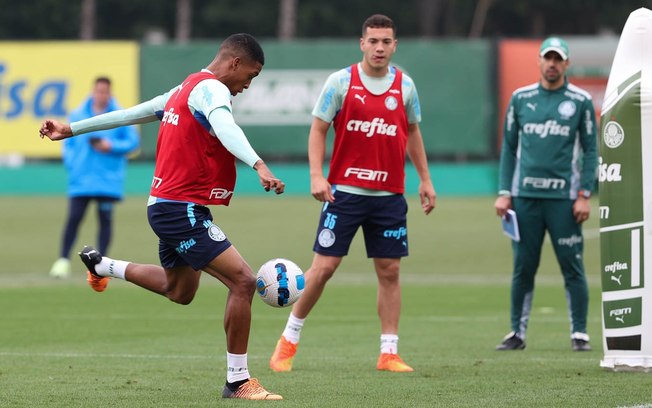 O lateral-esquerdo Vanderlan conduz a bola durante treino do Palmeiras na Academia de Futebol 