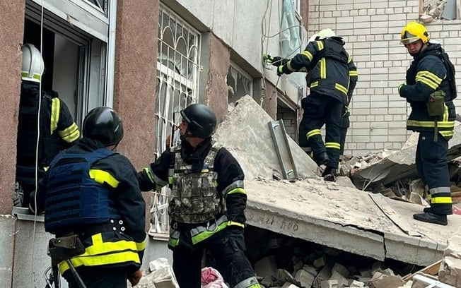Serviços de emergência ucranianos em edifício destruído em Chernihiv, norte da Ucrânia, em 17 de abril de 2024