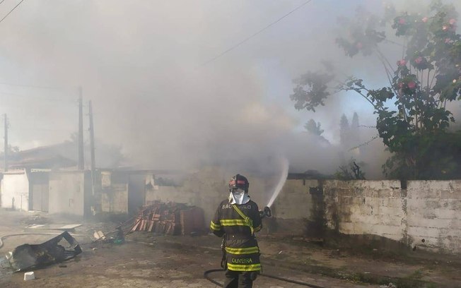 Idosa e cão são salvos de incêndio em Caraguatatuba