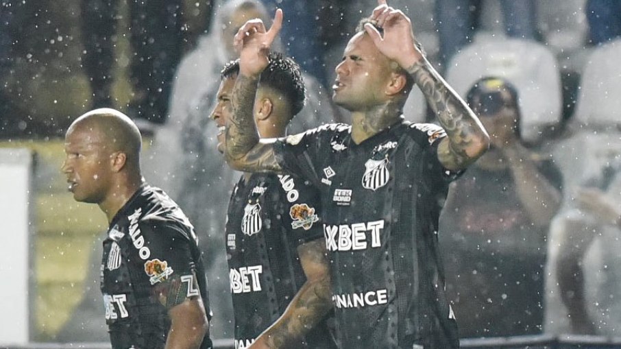 Luan comemora após marcar o primeiro gol do Santos contra o Athletico-PR