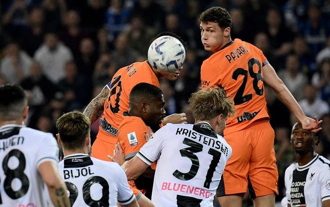 Pavard, de laranja (camisa 28) tenta a cabeçada no duelo da sua Inter contra a Udinese Pavard, de laranja (camisa 28) tenta a cabeçada no duelo da sua Inter contra a Udinese