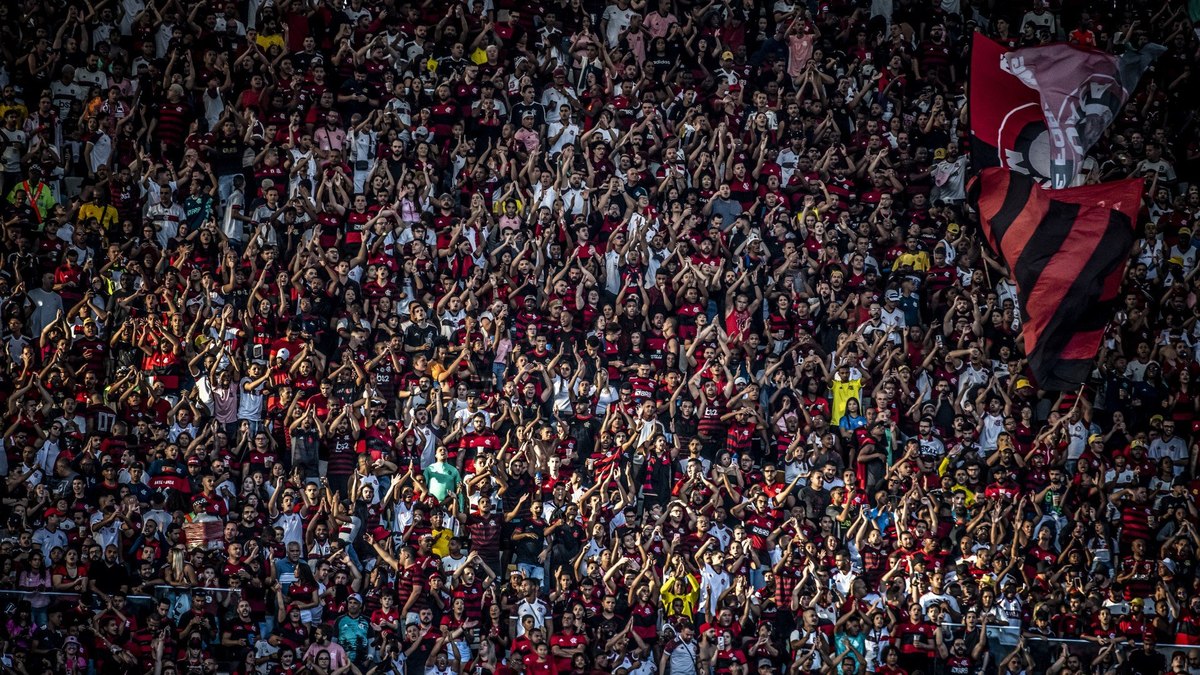 Flamengo é multado por conta de fumaça de festa e sinalizadores Flamengo é multado por conta de fumaça de festa e sinalizadores