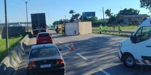 Caminhão tomba e causa fila de 6 quilômetros na BR-101 em SC