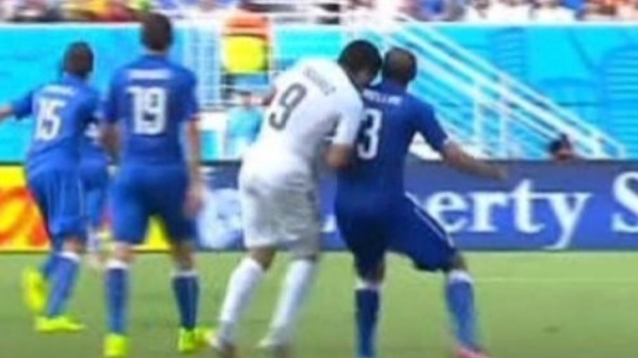 Mordida Suárez em Chiellini na Copa do Mundo de 2014