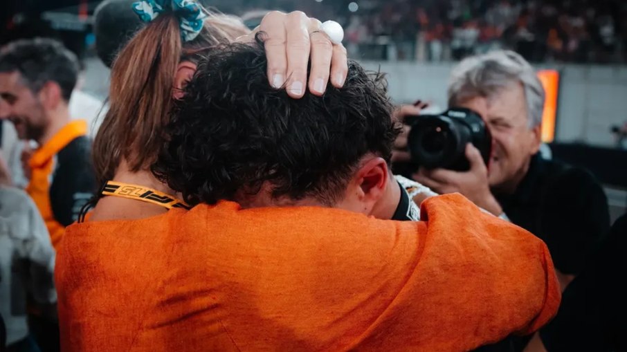 Lando Norris celebra título mundial com sua mãe, Cisca Lando Norris celebra título mundial com sua mãe, Cisca