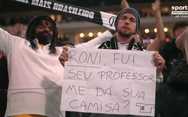 Torcedor do Corinthians e ex-professor de Roni exibe cartaz e ganha camisa do jogador