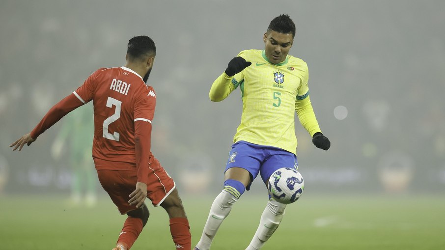 Sob forte pressão da torcida africana na França, o Brasil empatou com a Tunísia