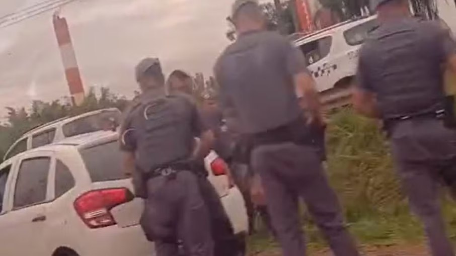 Um dos criminosos morreu durante o confronto e uma mulher grávida foi atingida de raspão por um disparo Um dos criminosos morreu durante o confronto e uma mulher grávida foi atingida de raspão por um disparo