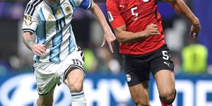 Messi perde pênalti, mas ressurge e Argentina vira sobre o Egito