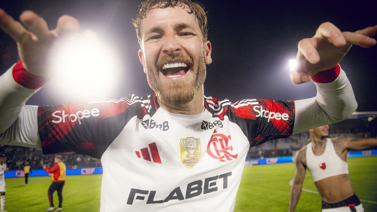 Léo Pereira comemora vitória do Flamengo sobre o Bragantino