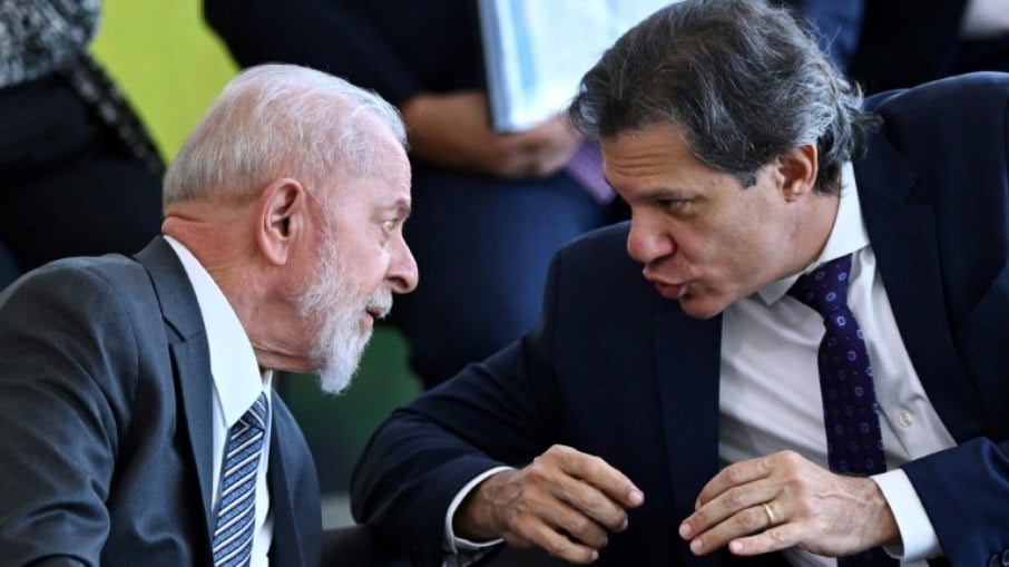 Haddad e Lula conversando no Planalto