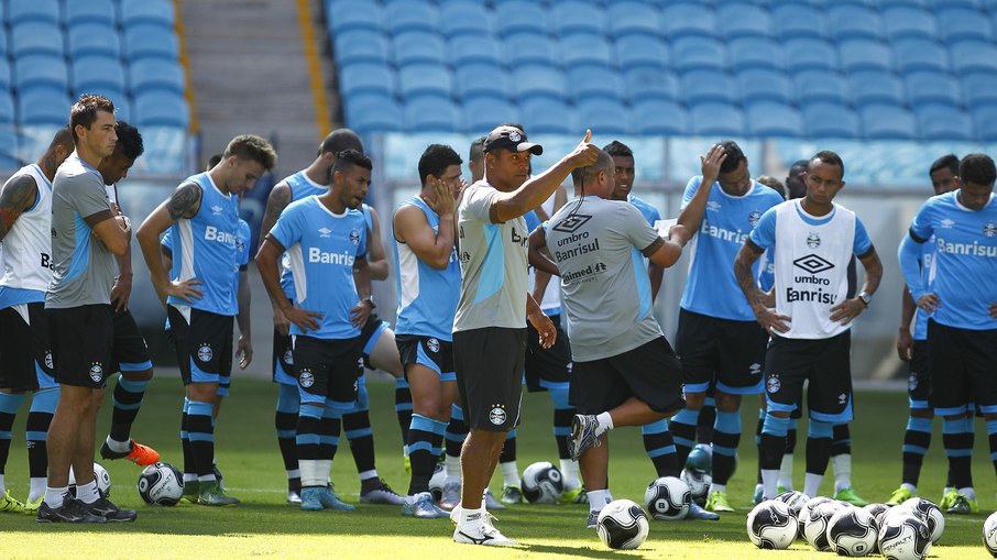 Roger Machado comandando um treino do Grêmio em janeiro de 2016