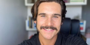 Nicolas Prattes doa R$ 1.300 a mulher que pedia ajuda no sinal