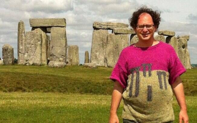 O costureiro Sam está fazendo suéteres, tirando foto na frente dos monumentos, como em Stonehenge, e viralizando